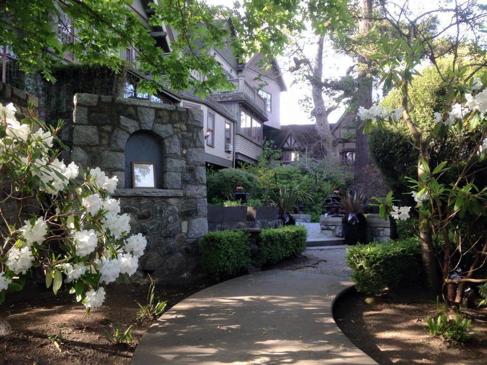 English Inn Esquimalt Екстериор снимка