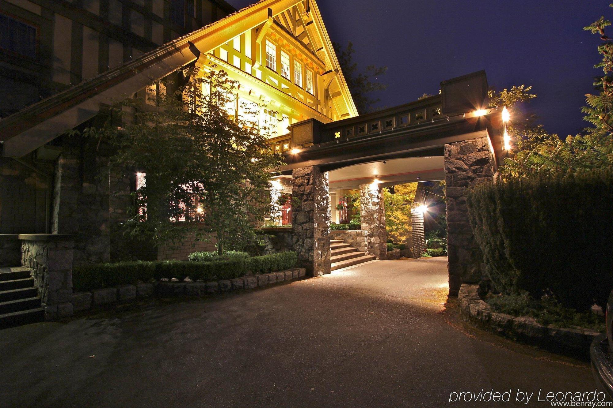 English Inn Esquimalt Екстериор снимка