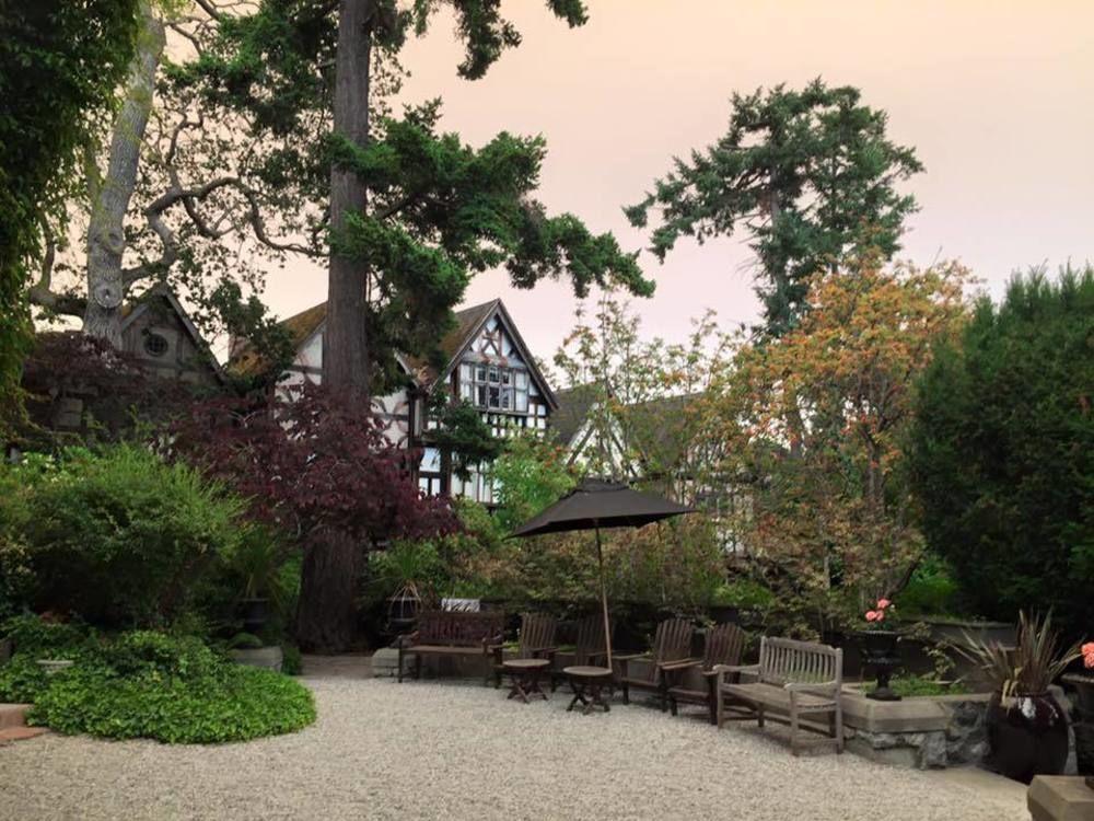 English Inn Esquimalt Екстериор снимка