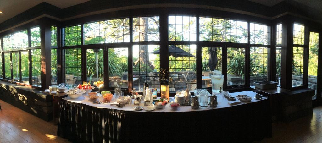 English Inn Esquimalt Екстериор снимка