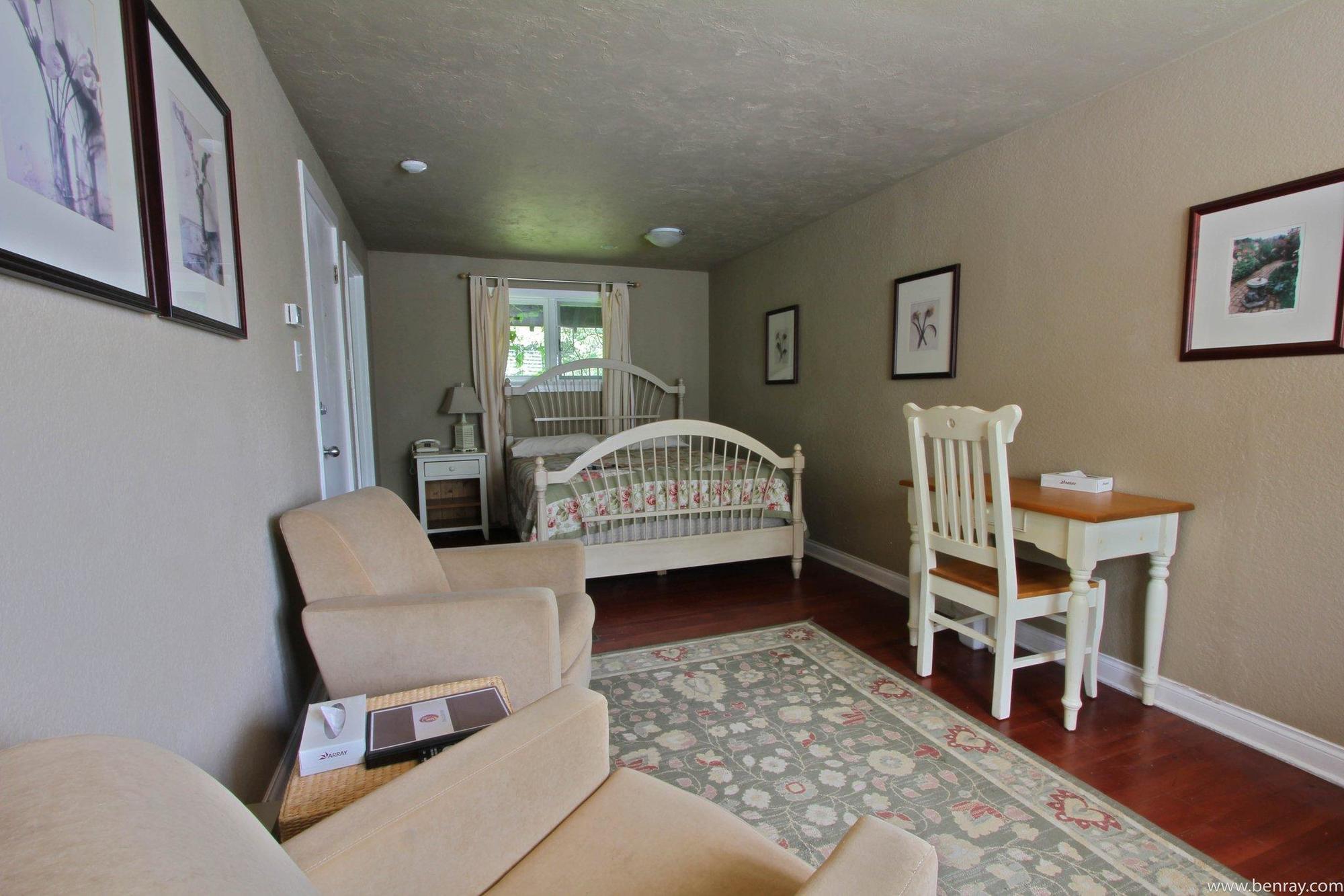 English Inn Esquimalt Екстериор снимка