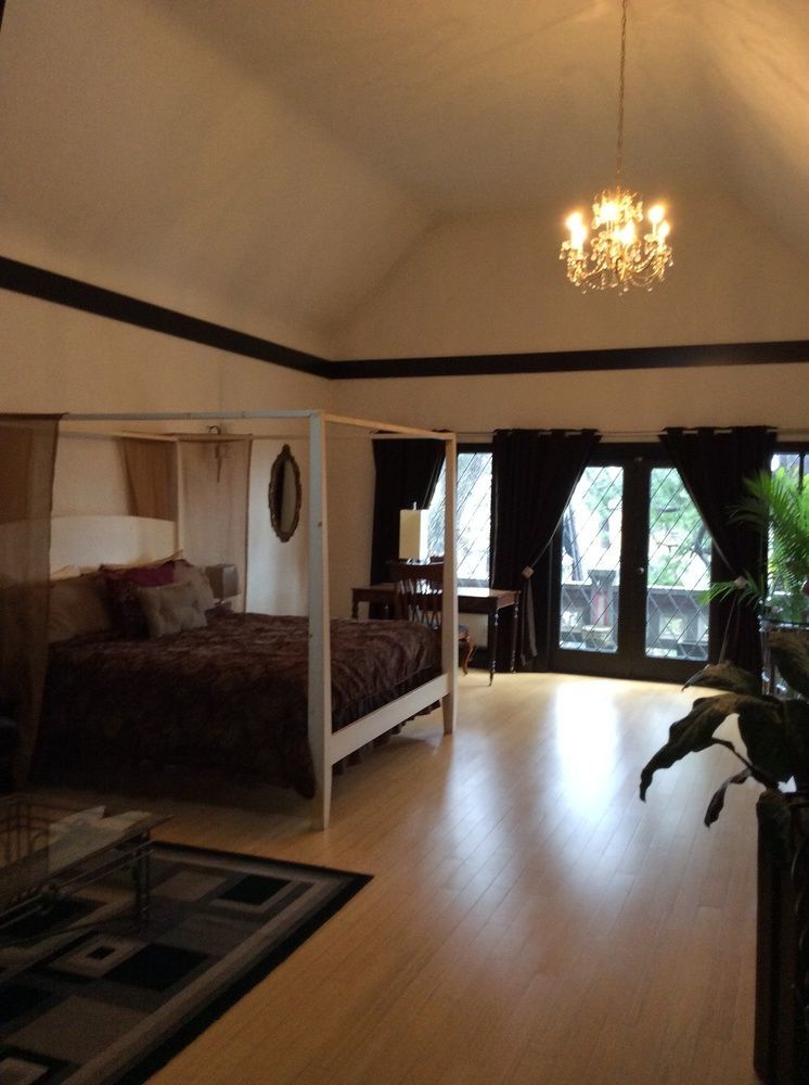 English Inn Esquimalt Екстериор снимка