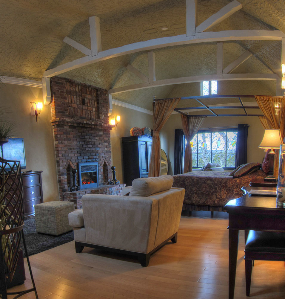 English Inn Esquimalt Екстериор снимка