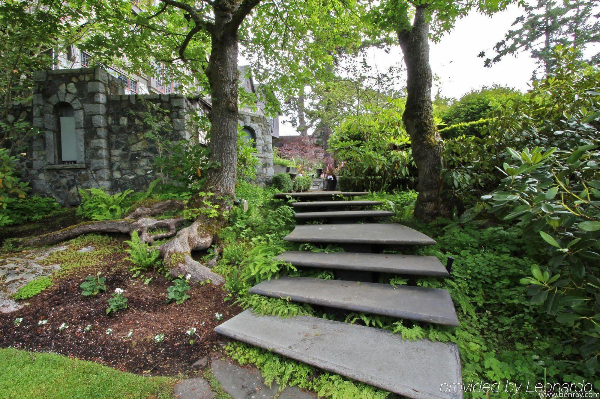 English Inn Esquimalt Екстериор снимка