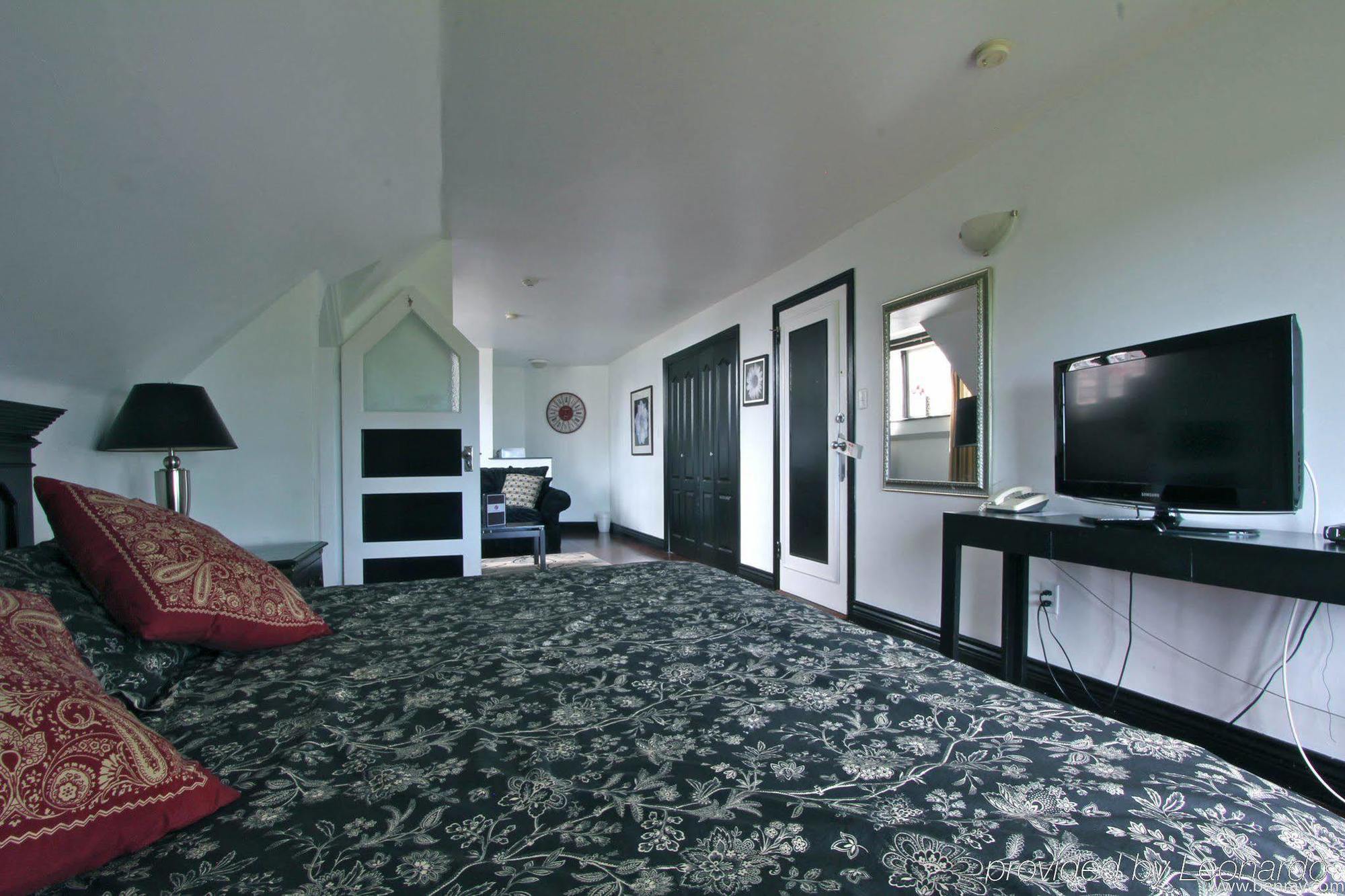 English Inn Esquimalt Екстериор снимка