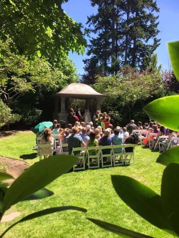 English Inn Esquimalt Екстериор снимка