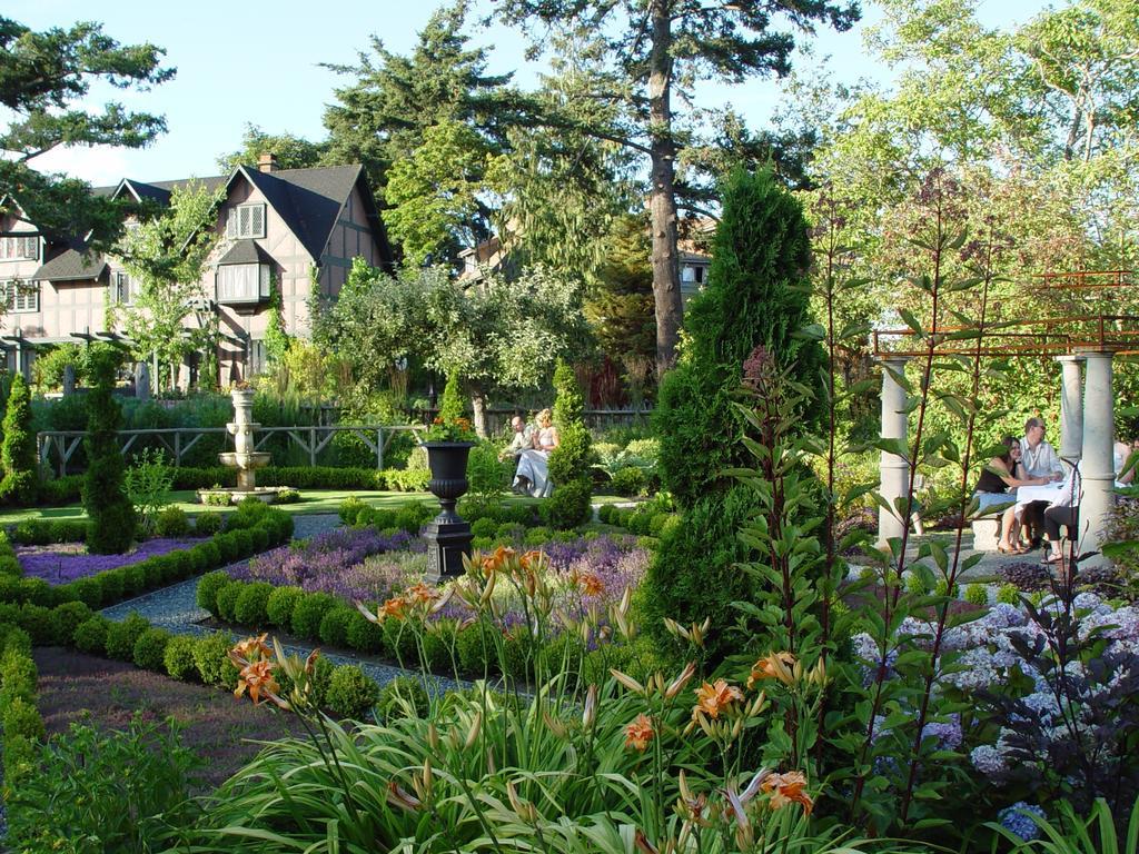English Inn Esquimalt Екстериор снимка